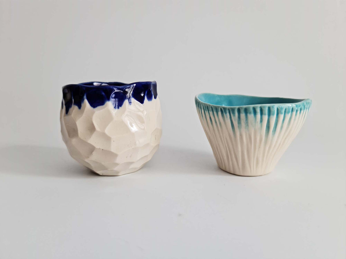Set of 6 hand-pinched textured porcelain cups with colourful glaze inside – view 5