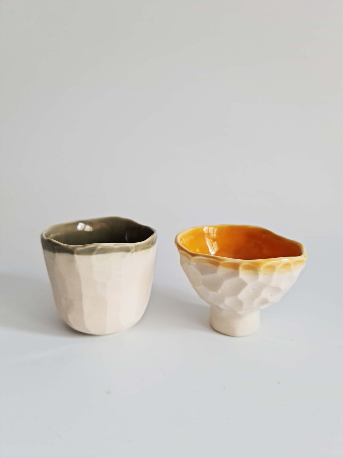 Set of 6 hand-pinched textured porcelain cups with colourful glaze inside – view 6