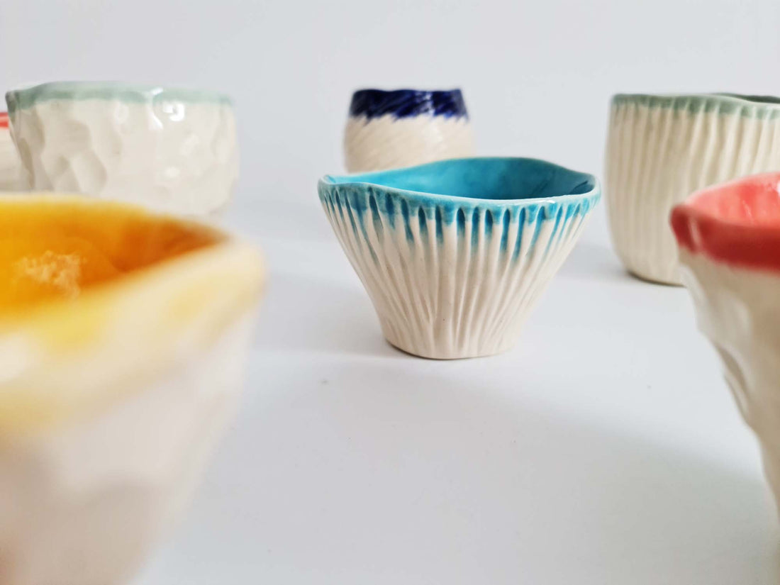 Set of 6 hand-pinched textured porcelain cups with colourful glaze inside – view 2