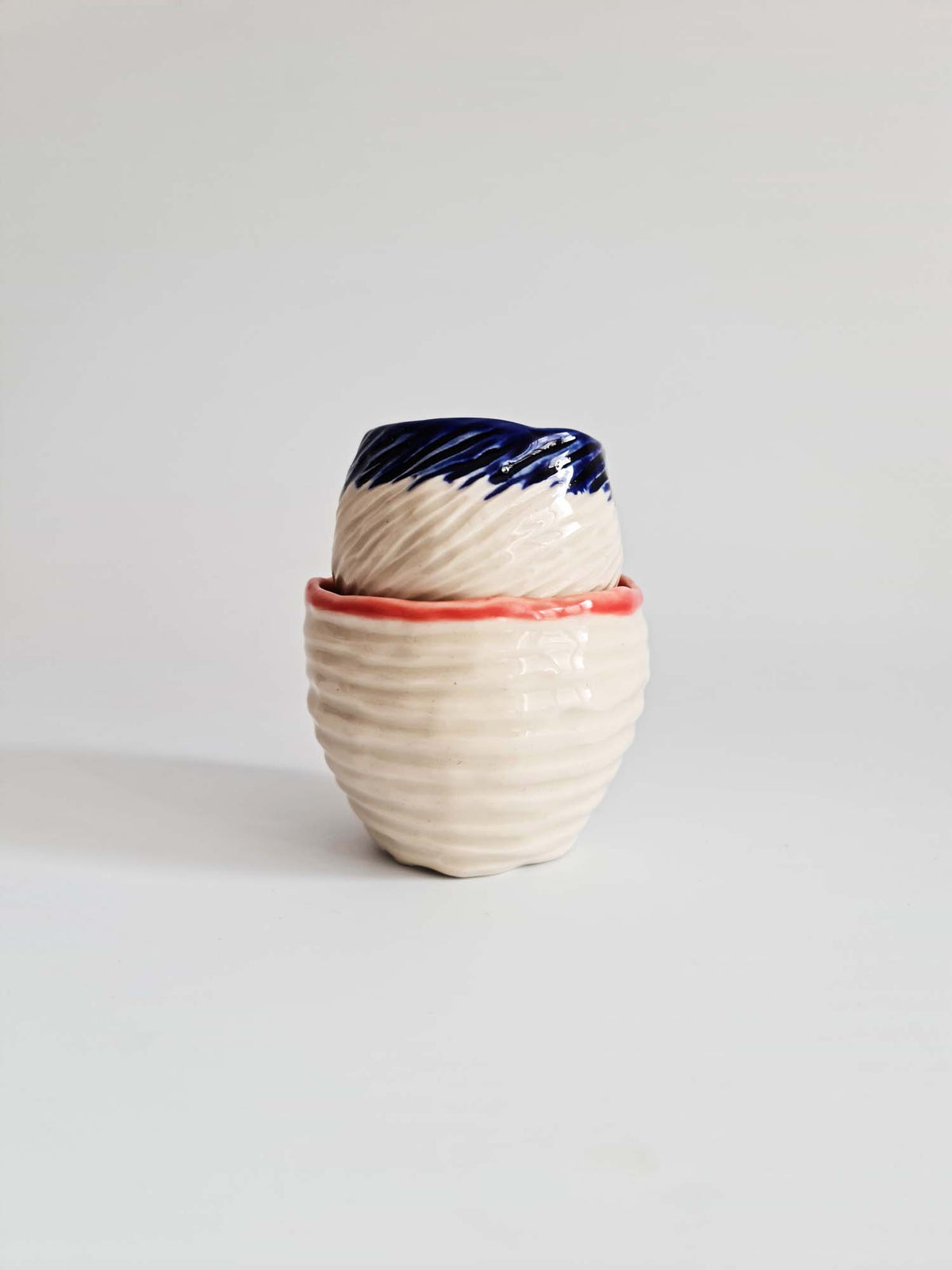 Set of 6 hand-pinched textured porcelain cups with colourful glaze inside – view 7