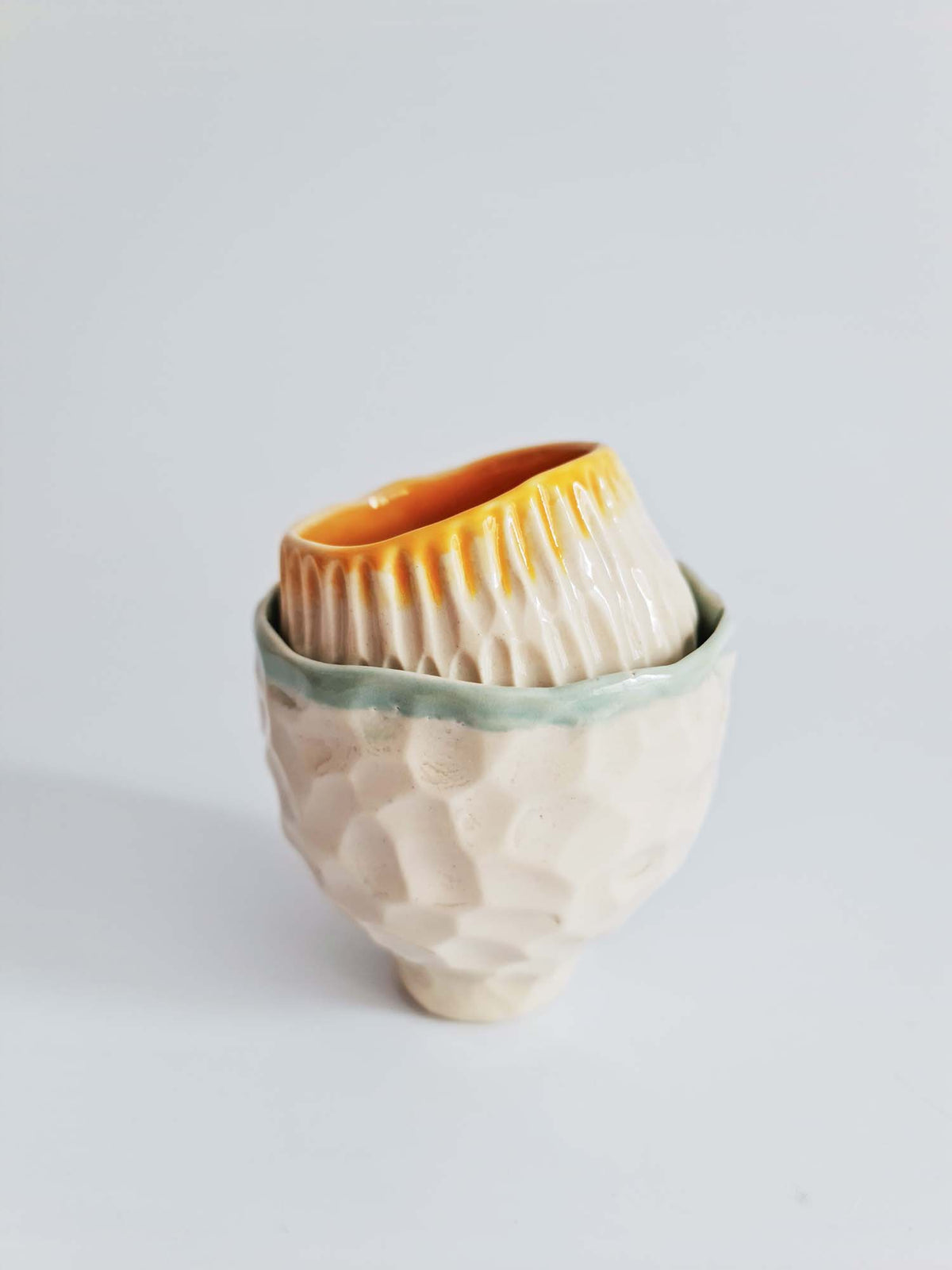 Set of 6 hand-pinched textured porcelain cups with colourful glaze inside – view 8