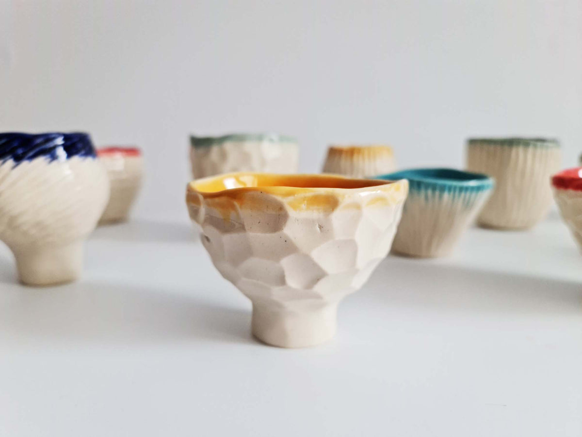 Set of 6 hand-pinched textured porcelain cups with colourful glaze inside – view 3