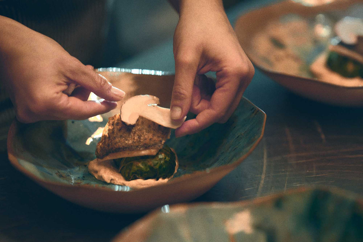 Materia Mensa - plate and hands plating