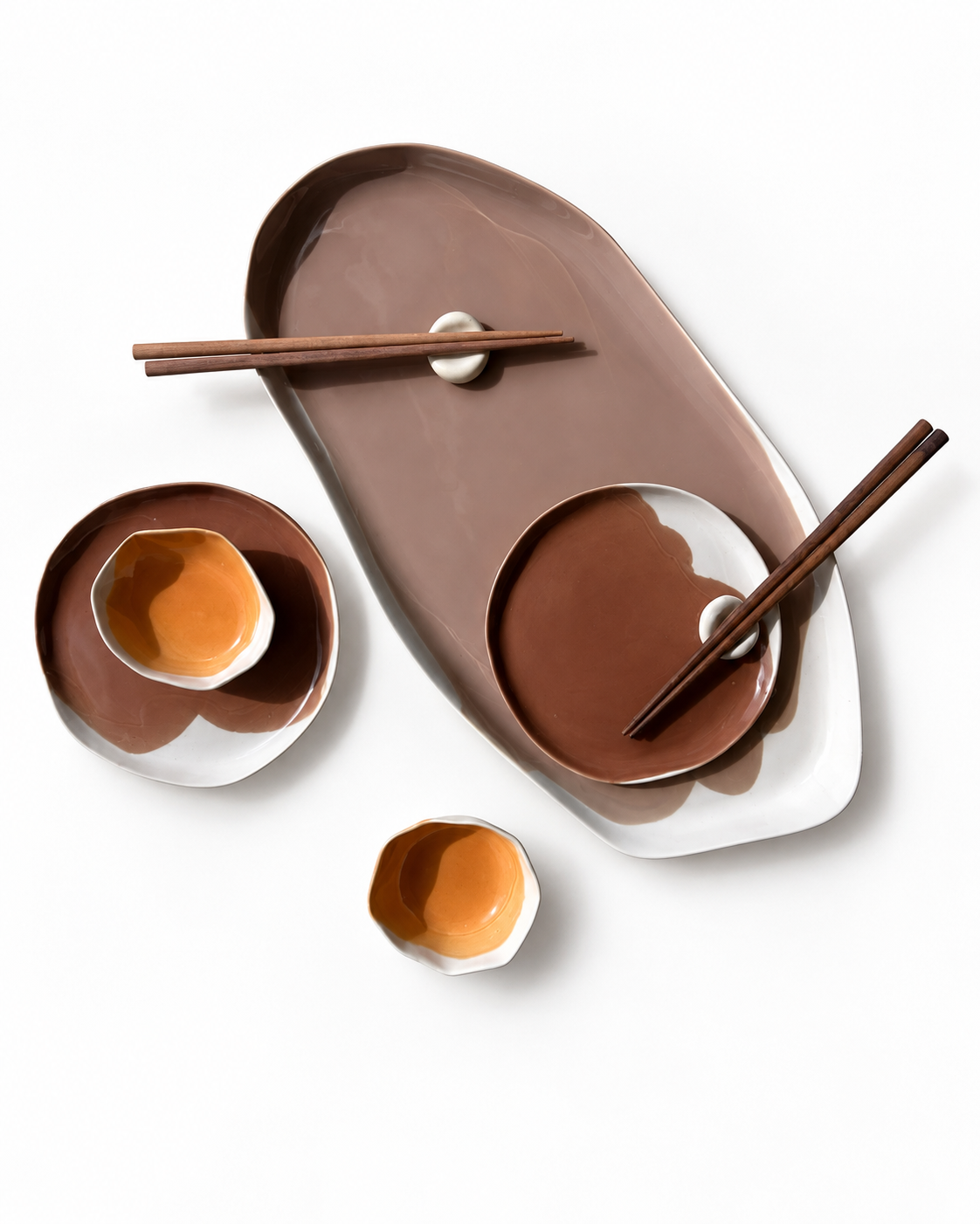 Overhead view of the unique 38 cm sushi set with orange dip bowls and chopsticks