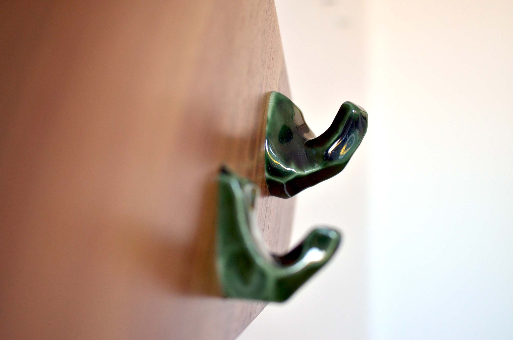 walnut wood and porcelain porte manteau