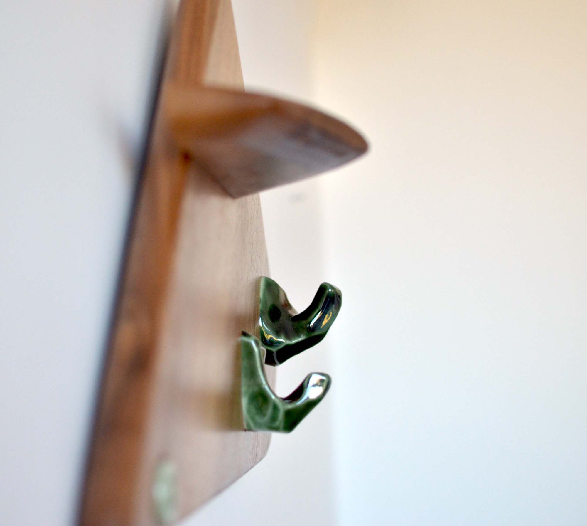 walnut wood and porcelain porte manteau