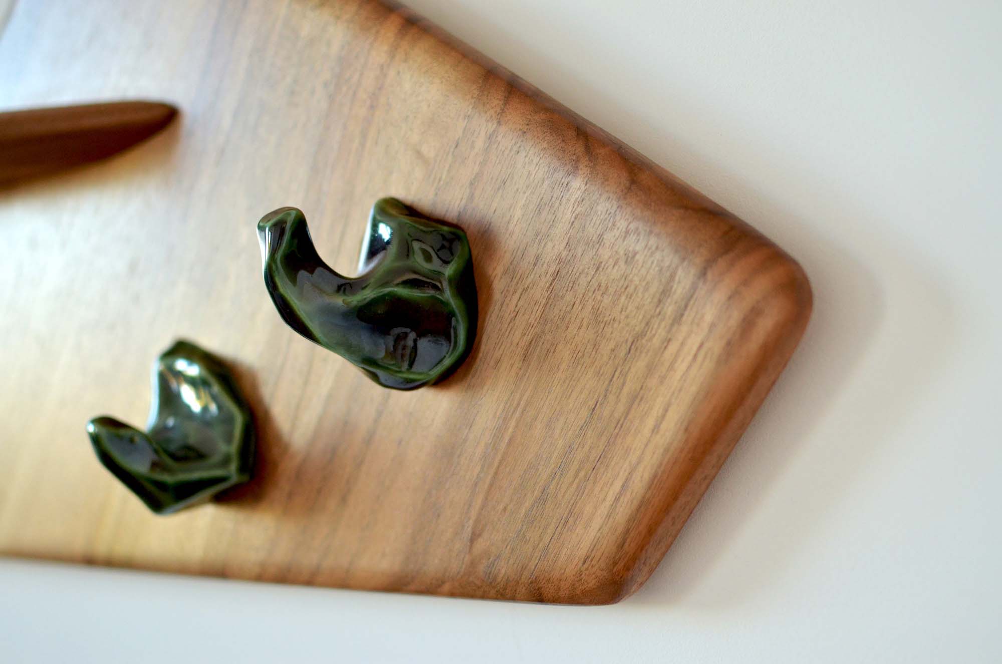 walnut wood and porcelain porte manteau