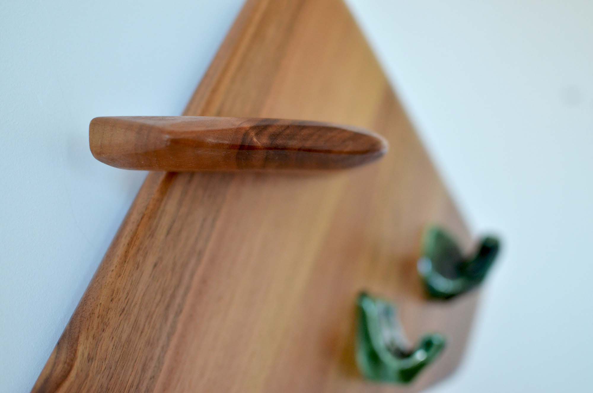 walnut wood and porcelain porte manteau