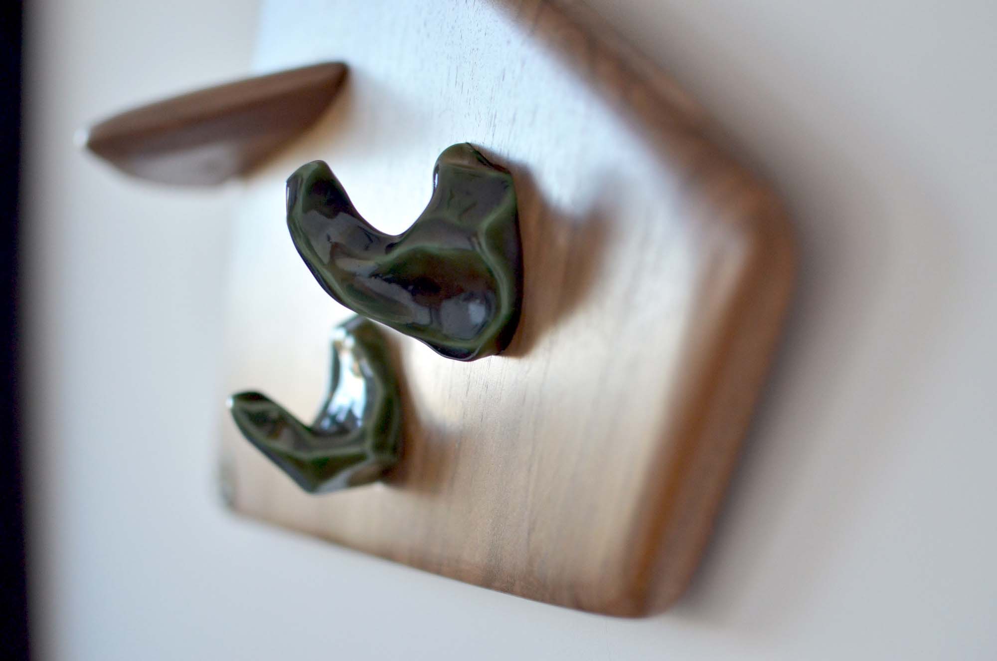 walnut wood and porcelain porte manteau