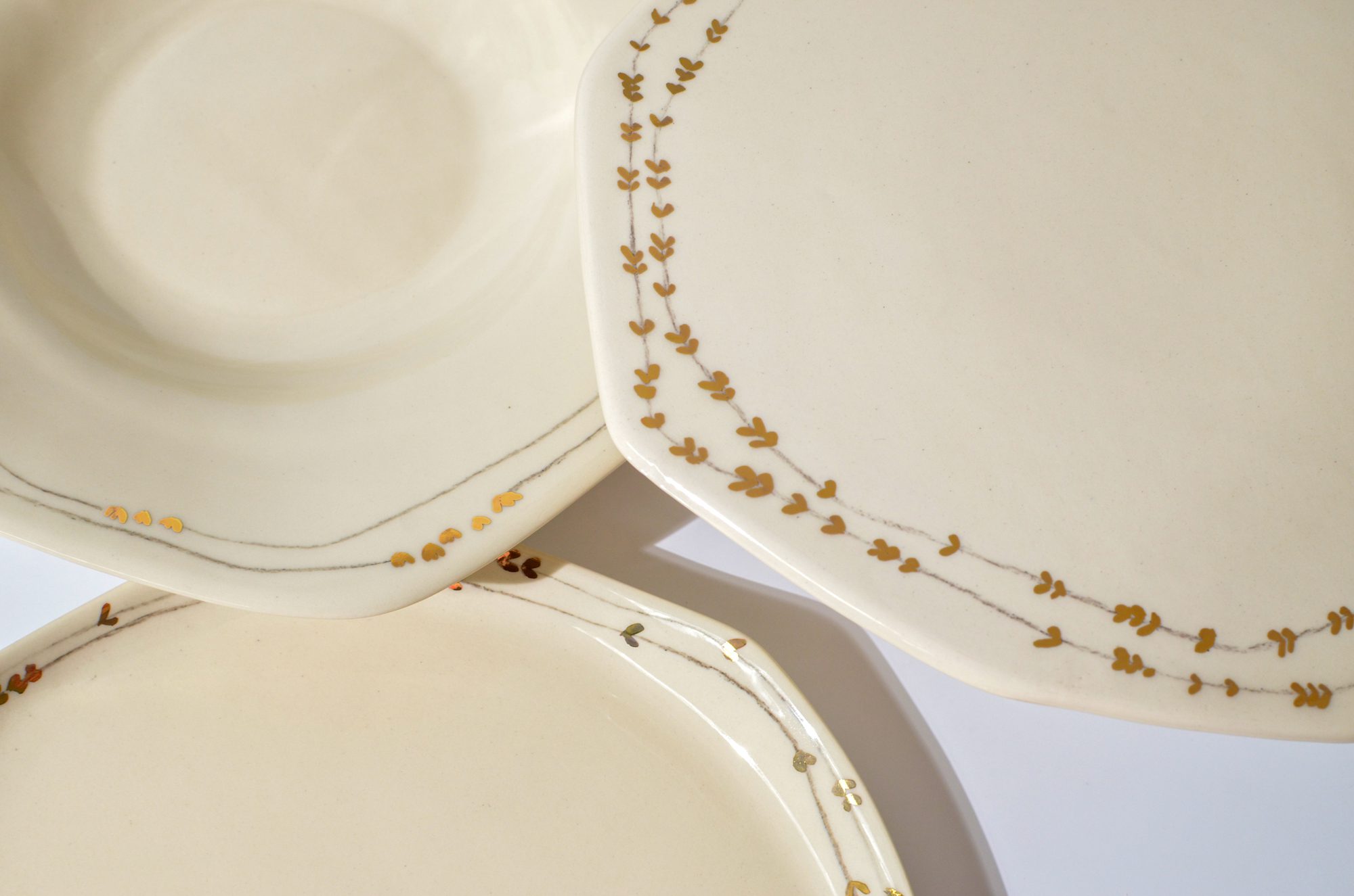 pinching porcelauin cups with gold details